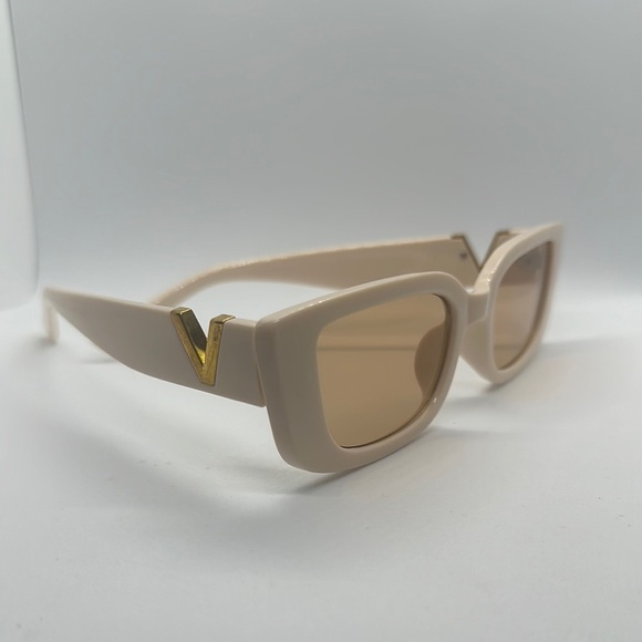 Chic Oversized Square Sunglasses - White Frame, Gold Accents, UV Protection NWT Oversized Square Sunglasses – White – EliteLux Outlet main image 4